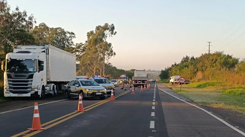 Motociclista morreu após colidir contra caminhão |